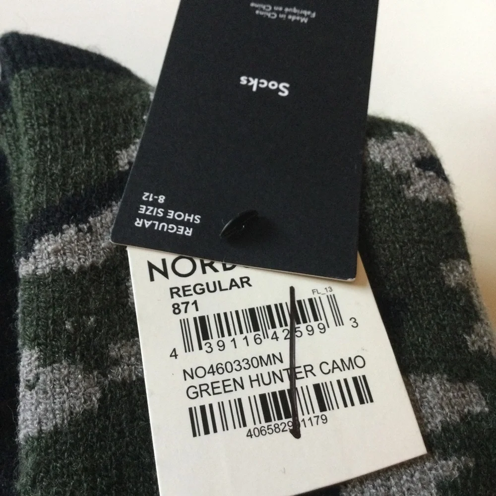NORDSTROM MENS SOCKS WITH GRIPPER SOLES GREEN HUNTER CAMO PRINT OS REGULAR NWT